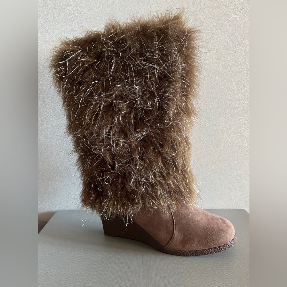 Joan Boyce Brown Shaggy
Metallic Fur Wedge Boots in size 9.5